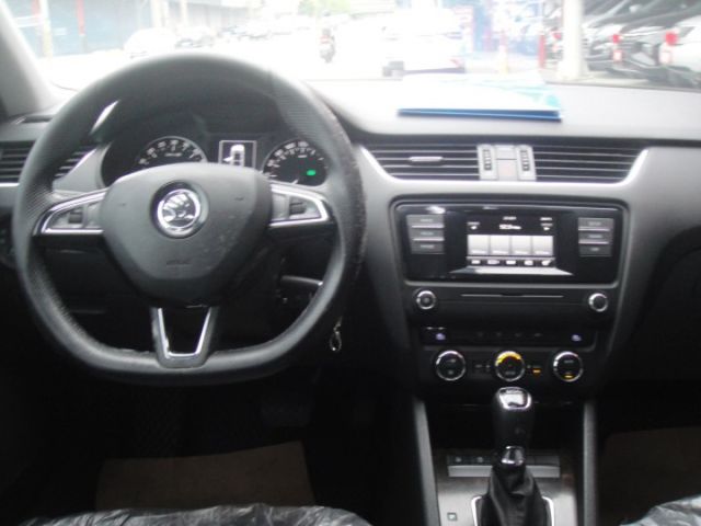 15 Octavia 1.6 灰 柴油~每公升跑22.9公里.媲美油電車.車極美!  第16張相片