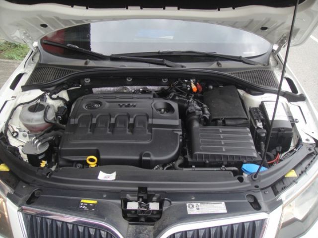 15 Octavia 1.6 灰 柴油~每公升跑22.9公里.媲美油電車.車極美!  第18張相片