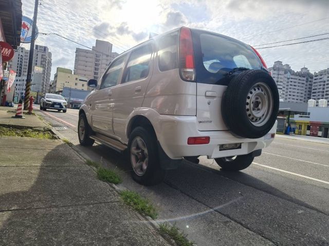 03 Terios 1.3 白 4WD~小悍馬.全車全新烤漆.很美!  第6張相片