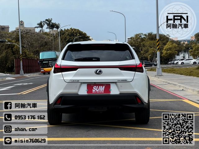 2021年2月【UX250H】2.0 白 ❱❱❱ 油電豪華/盲點/電尾 ╳ SUM聯盟 ╳ 里程保證 ╳ 實車實價  第4張相片