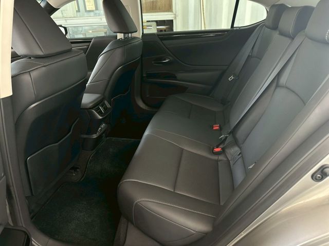 Lexus ES  第14張相片
