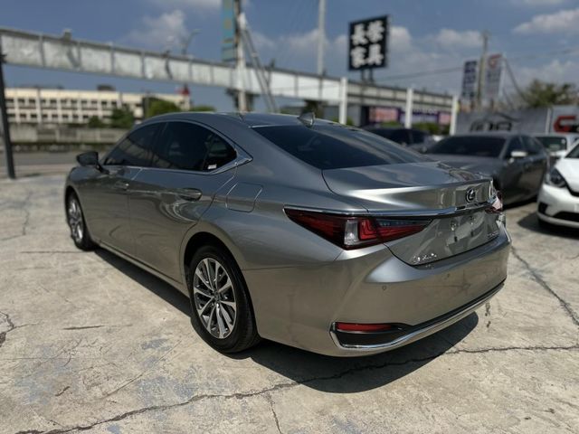 Lexus ES  第4張相片