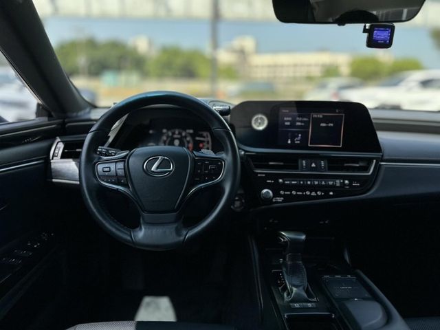 Lexus ES  第14張相片