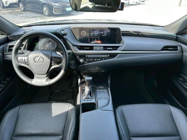 Lexus ES  第17張相片