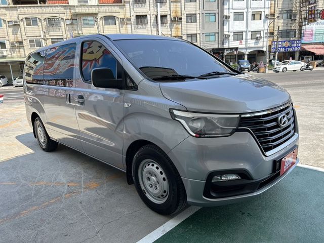 尊貴型 鈑件原 里程保證 恆溫 手自排檔 定速  電動收折後視鏡 空間採2+3+3八人座設定 兩側雙滑門認證車 有保固  第2張相片