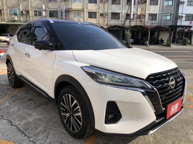 頂規特仕版 原鈑件 原漆  選配原廠隔音加強版 外加影音升級  車頂選色 里程保證 省油 認證車 原廠保固中 可貸款  第3張相片