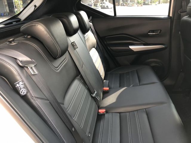 頂規特仕版 原鈑件 原漆  選配原廠隔音加強版 外加影音升級  車頂選色 里程保證 省油 認證車 原廠保固中 可貸款  第12張相片