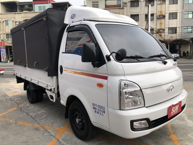 一手車 鈑件原 里程保證 自排車操控方便 有加裝五面蓬還 有環景顯影  車側來車警示系統  認證車 可保固 可貸款  第3張相片