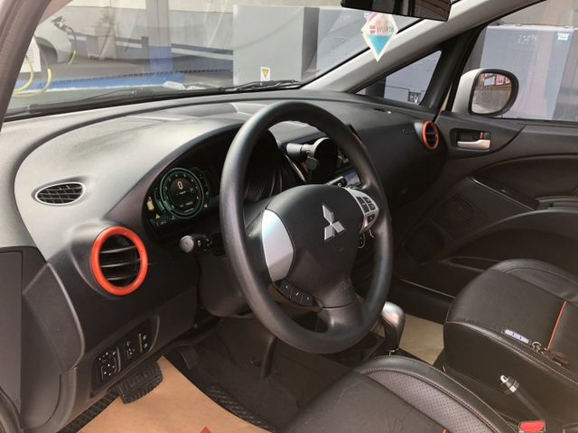 一手車 X-Sports版 里程保證 只跑9萬多公里 高C/P值的內裝 高IQ感應鑰匙 Push Start 電動尾門  第8張相片