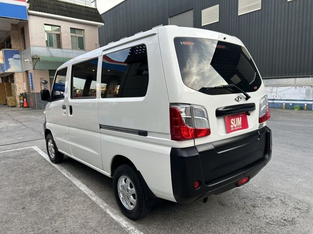 自排 鈑件原 僅跑4萬多 里程保證 方向盤快控鍵 定速 盲點偵測  ISOFIX 倒車雷達 五人座椅認證車 原廠保固中  第4張相片