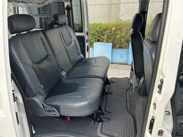 自排 鈑件原 僅跑4萬多 里程保證 方向盤快控鍵 定速 盲點偵測  ISOFIX 倒車雷達 五人座椅認證車 原廠保固中  第8張相片
