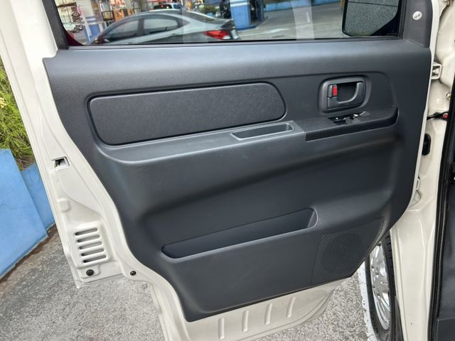 自排 鈑件原 僅跑4萬多 里程保證 方向盤快控鍵 定速 盲點偵測  ISOFIX 倒車雷達 五人座椅認證車 原廠保固中  第12張相片