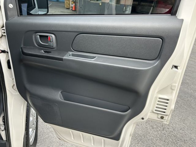 自排 鈑件原 僅跑4萬多 里程保證 方向盤快控鍵 定速 盲點偵測  ISOFIX 倒車雷達 五人座椅認證車 原廠保固中  第13張相片