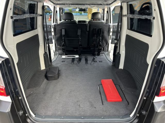 自排 鈑件原 僅跑4萬多 里程保證 方向盤快控鍵 定速 盲點偵測  ISOFIX 倒車雷達 五人座椅認證車 原廠保固中  第16張相片
