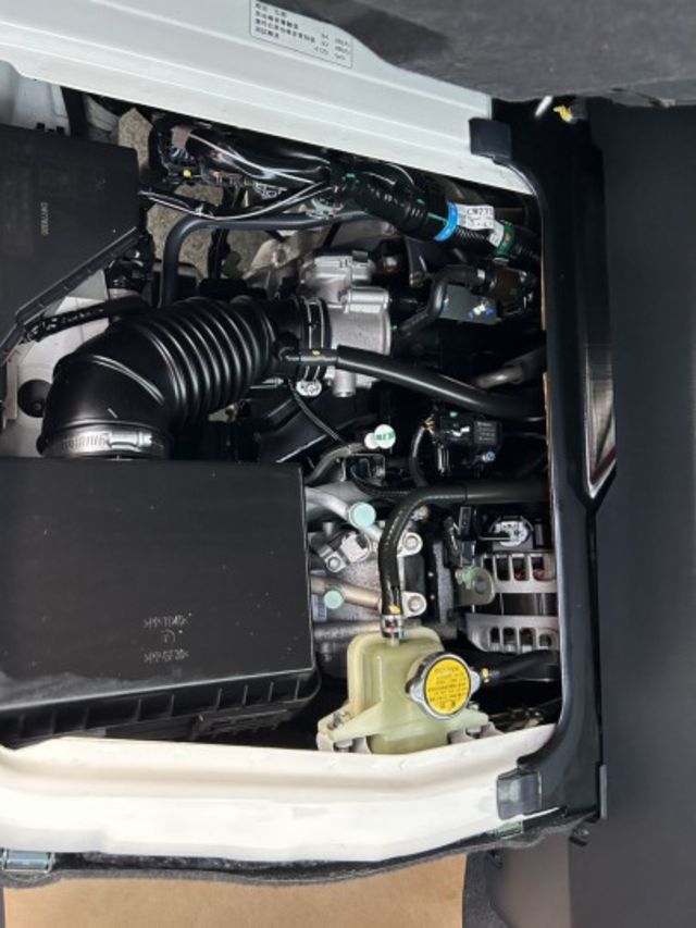 自排 鈑件原 僅跑4萬多 里程保證 方向盤快控鍵 定速 盲點偵測  ISOFIX 倒車雷達 五人座椅認證車 原廠保固中  第19張相片