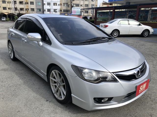 里程保證  安卓影音系統 有恆溫   HID頭燈 電動天窗 里程電腦   換檔快撥鍵 方向盤快控鍵 認證車 可貸款  第3張相片