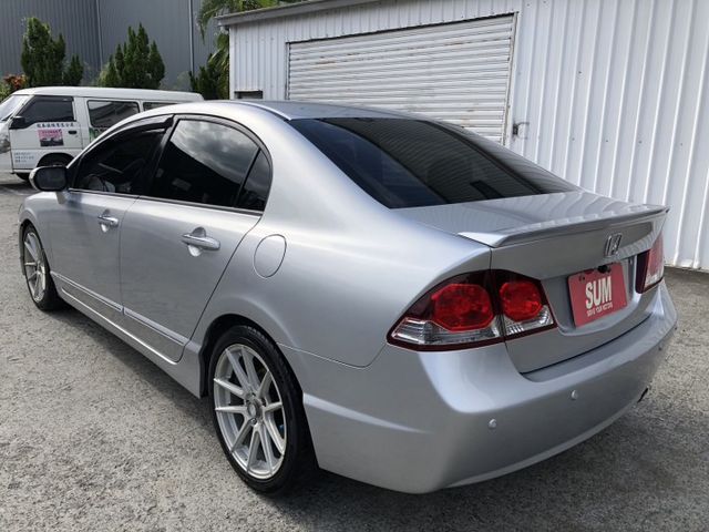 里程保證  安卓影音系統 有恆溫   HID頭燈 電動天窗 里程電腦   換檔快撥鍵 方向盤快控鍵 認證車 可貸款  第6張相片