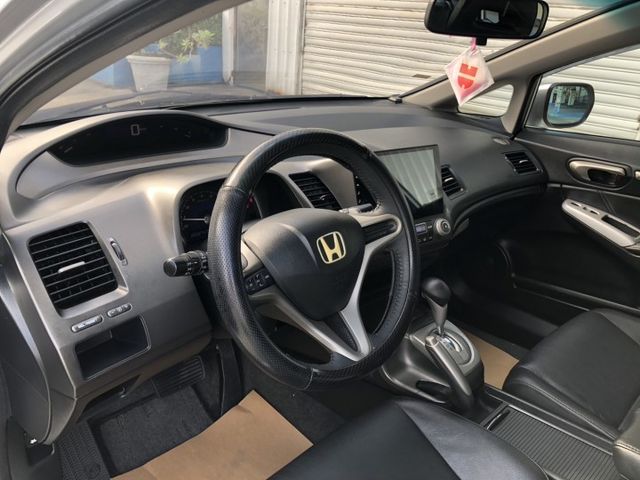 里程保證  安卓影音系統 有恆溫   HID頭燈 電動天窗 里程電腦   換檔快撥鍵 方向盤快控鍵 認證車 可貸款  第10張相片