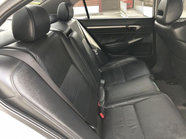 里程保證  安卓影音系統 有恆溫   HID頭燈 電動天窗 里程電腦   換檔快撥鍵 方向盤快控鍵 認證車 可貸款  第13張相片