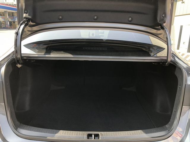 豪華版 鈑件原 里程保證  ACC跟車 方向盤快控鍵  影音系統 定速 恆溫 電動折疊後視鏡 車道偏離警示 認證車  第17張相片