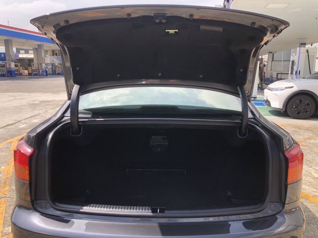 一手車 原鈑件 里程保證 HID頭燈 車況保持非常優底盤毫無異音 後輪傳動操控感極佳 2.5CC傳統六速手自排變速箱  第15張相片