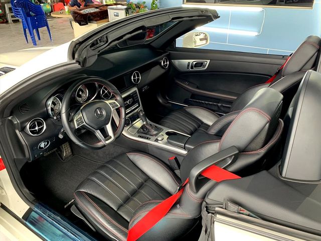 2013年 前衛吸睛外型 運動化性格跑車  第9張相片