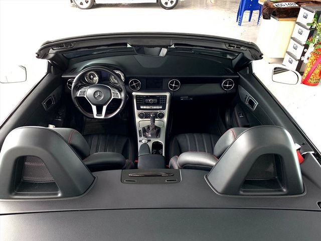 2013年 前衛吸睛外型 運動化性格跑車  第12張相片