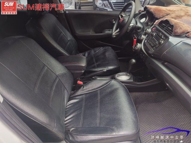 2010 FIT 五門都市小車 方向盤換檔快撥 小台好停又省油 小CC數省稅金  第9張相片