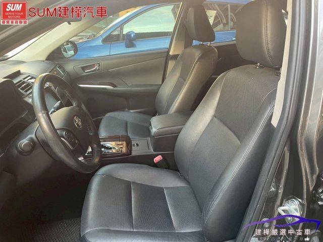 2015 油電CAMRY 一手車庫車 里程只跑兩萬多 全車保證原鈑件 I-KEY 導航 倒車顯影 抬頭顯示  第7張相片