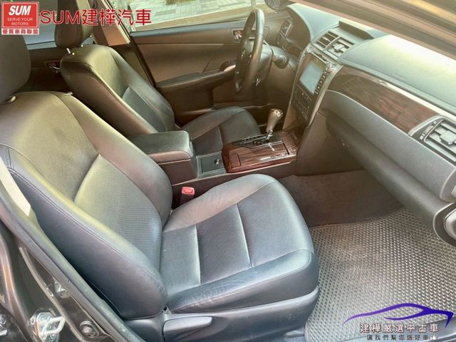 2015 油電CAMRY 一手車庫車 里程只跑兩萬多 全車保證原鈑件 I-KEY 導航 倒車顯影 抬頭顯示  第9張相片