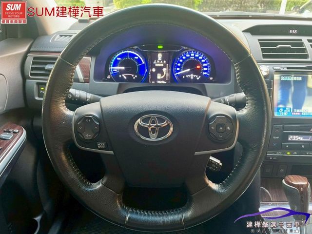 2015 油電CAMRY 一手車庫車 里程只跑兩萬多 全車保證原鈑件 I-KEY 導航 倒車顯影 抬頭顯示  第12張相片