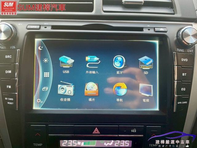 2015 油電CAMRY 一手車庫車 里程只跑兩萬多 全車保證原鈑件 I-KEY 導航 倒車顯影 抬頭顯示  第13張相片