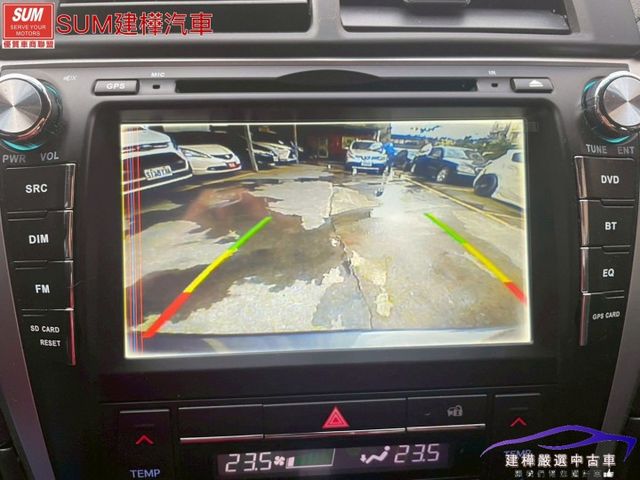 2015 油電CAMRY 一手車庫車 里程只跑兩萬多 全車保證原鈑件 I-KEY 導航 倒車顯影 抬頭顯示  第16張相片