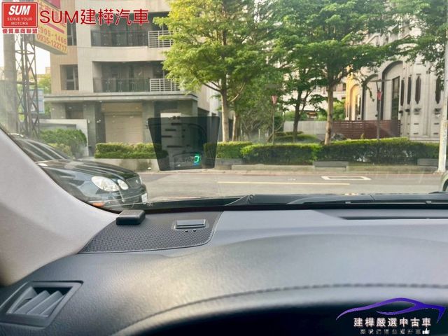 2015 油電CAMRY 一手車庫車 里程只跑兩萬多 全車保證原鈑件 I-KEY 導航 倒車顯影 抬頭顯示  第17張相片