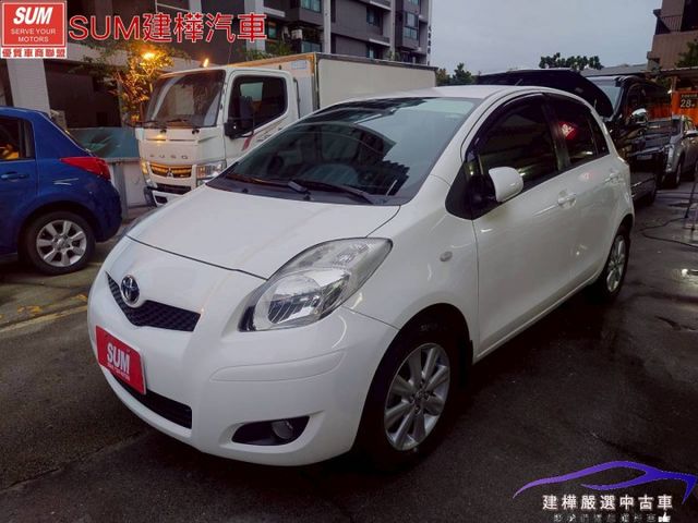 2013 YARIS G版 一手車 全車原鈑件 只跑10萬 車用螢幕 倒車顯影 方向盤快控  第1張相片