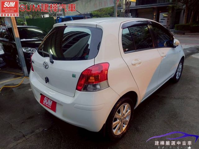 2013 YARIS G版 一手車 全車原鈑件 只跑10萬 車用螢幕 倒車顯影 方向盤快控  第4張相片