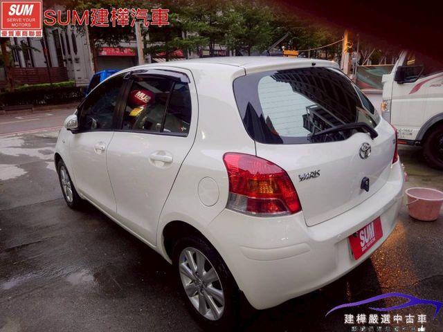 2013 YARIS G版 一手車 全車原鈑件 只跑10萬 車用螢幕 倒車顯影 方向盤快控  第6張相片