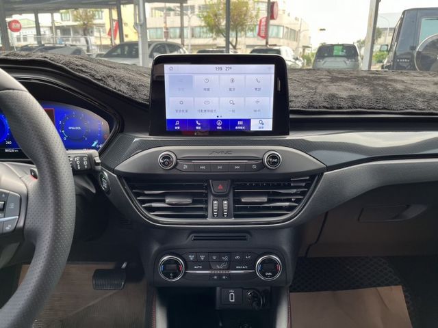 22.5式賽道版 僅跑8千 Lv2自動駕駛/全速域跟車/B&O音響/HUD抬顯/CarPlay/無線充電板/電子後照鏡  第8張相片