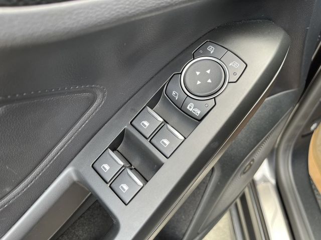 22.5式賽道版 僅跑8千 Lv2自動駕駛/全速域跟車/B&O音響/HUD抬顯/CarPlay/無線充電板/電子後照鏡  第12張相片