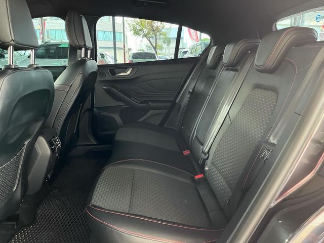 22.5式賽道版 僅跑8千 Lv2自動駕駛/全速域跟車/B&O音響/HUD抬顯/CarPlay/無線充電板/電子後照鏡  第14張相片