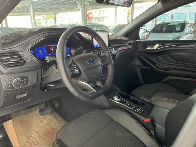 22.5式賽道版 僅跑8千 Lv2自動駕駛/全速域跟車/B&O音響/HUD抬顯/CarPlay/無線充電板/電子後照鏡  第15張相片