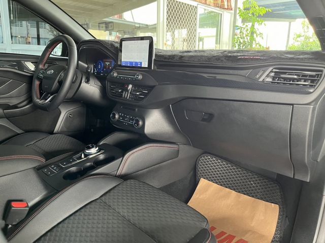 22.5式賽道版 僅跑8千 Lv2自動駕駛/全速域跟車/B&O音響/HUD抬顯/CarPlay/無線充電板/電子後照鏡  第16張相片