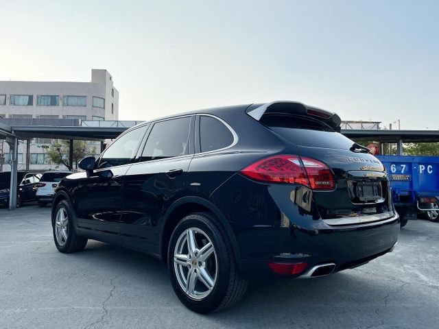 Cayenne白金限定版 總代理 【原漆 僅跑8萬】 跑車計時套件/雙色內裝套件/金屬璽玉黑車漆/14向電動椅  第3張相片