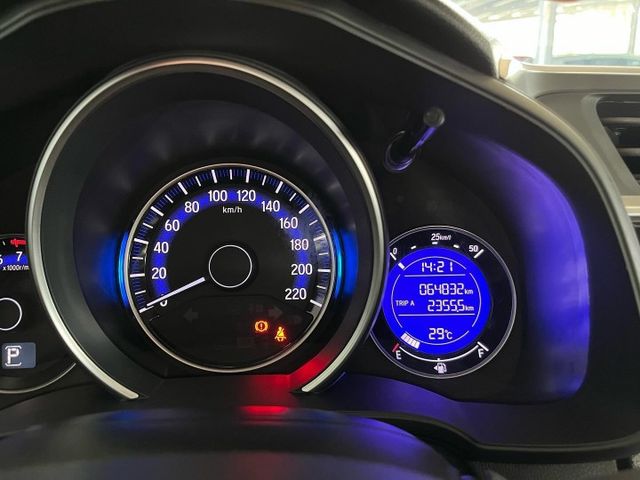正S版最高規 19年式 僅跑6萬 三代小改款 皮椅/ikey/導航/定速  第6張相片