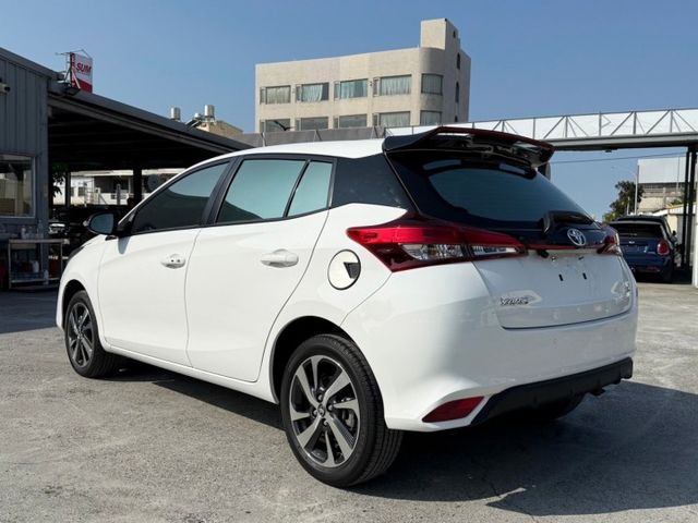 ❬太星汽車❭ Yaris 1.5頂級S版 里程跑不到一萬！ 內外如新 原廠保養 原廠保固中！ 三環儀表板 空力套件  第4張相片