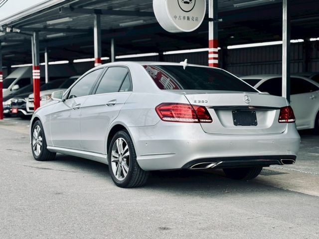 全車原漆  里程僅跑3萬多公里 車況非常漂亮 看照片就知道 不管是內裝配備、外觀該有的舒適與實用性都顧到了  第2張相片