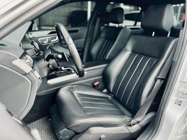 全車原漆  里程僅跑3萬多公里 車況非常漂亮 看照片就知道 不管是內裝配備、外觀該有的舒適與實用性都顧到了  第3張相片