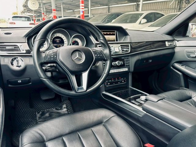 全車原漆  里程僅跑3萬多公里 車況非常漂亮 看照片就知道 不管是內裝配備、外觀該有的舒適與實用性都顧到了  第4張相片