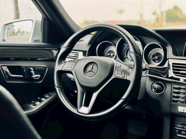 全車原漆  里程僅跑3萬多公里 車況非常漂亮 看照片就知道 不管是內裝配備、外觀該有的舒適與實用性都顧到了  第5張相片