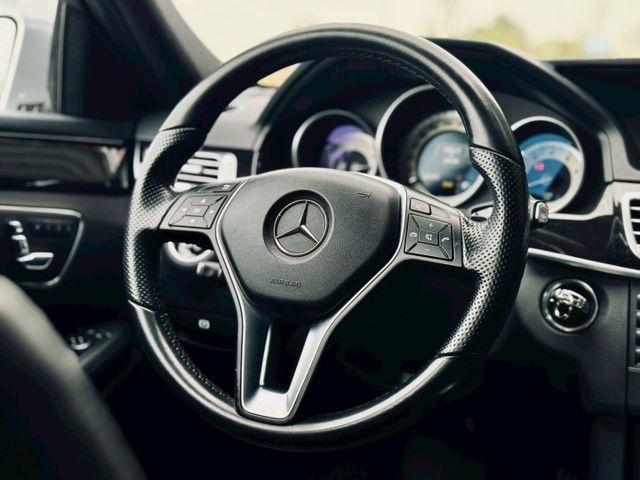 全車原漆  里程僅跑3萬多公里 車況非常漂亮 看照片就知道 不管是內裝配備、外觀該有的舒適與實用性都顧到了  第6張相片